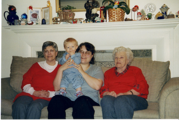 Dec 2003 Karen, Tim, Xine and Great-grandma 2 (01-05-2006 20:12)