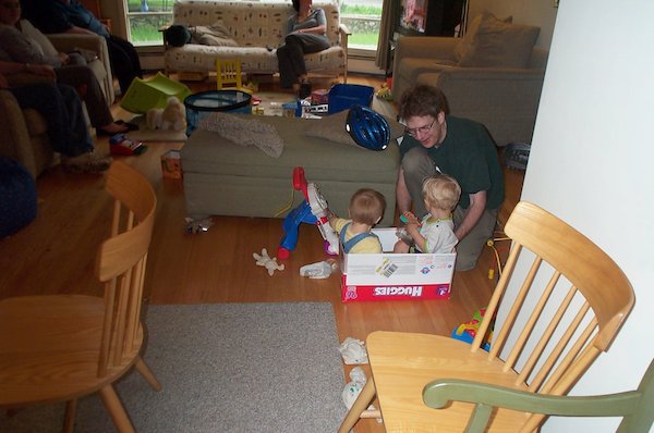 Tim and Emma in a box with Q (2004-07-19 18:26:30)