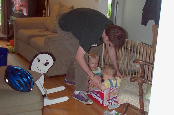 Tim and Emma in a box with Q (2004-07-19 18:27:02)