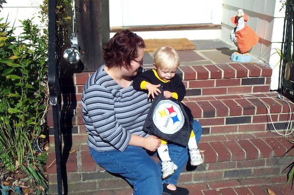 Tim & Xine in Steelers Stuff (10-28-2004 14:11)
