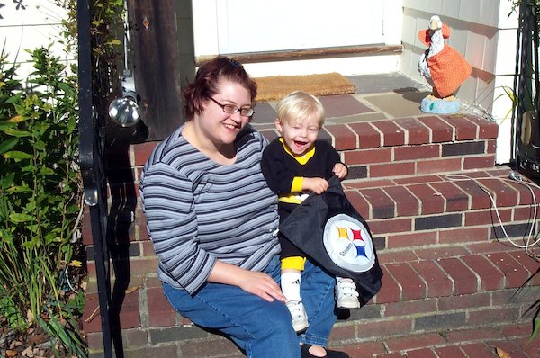 Tim & Xine in Steelers Stuff (10-28-2004 14:11)