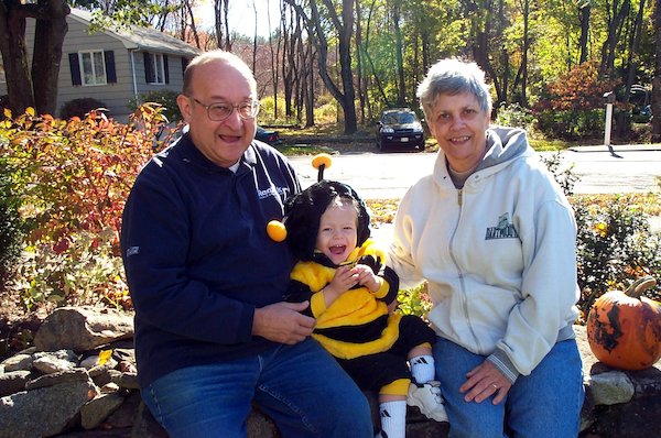 Tim Bee, Grandma and Grandpap (10-28-2004 14:18)