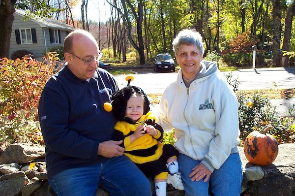 Tim Bee, Grandma and Grandpap (10-28-2004 14:18)