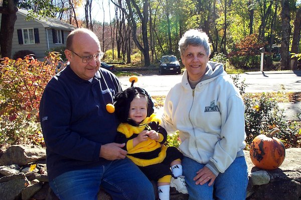 Tim Bee, Grandma and Grandpap (10-28-2004 14:18)