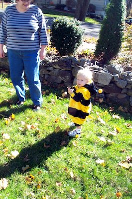 Giant Bee Tim and Xine (10-28-2004 14:19)