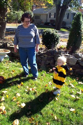 Giant Bee Tim and Xine (10-28-2004 14:19)