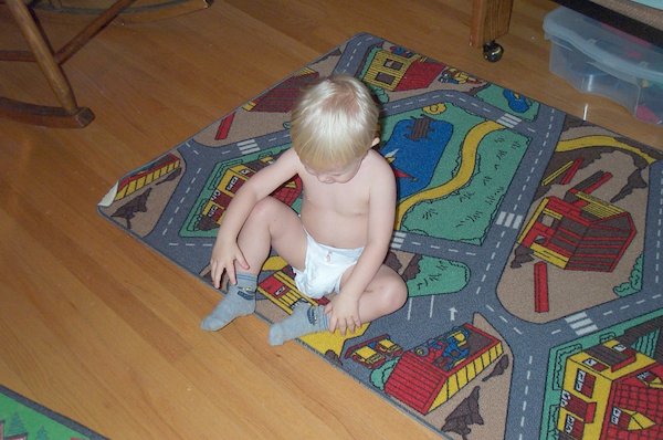 Tim Pondering Bellybutton (12-12-2004 16:53)