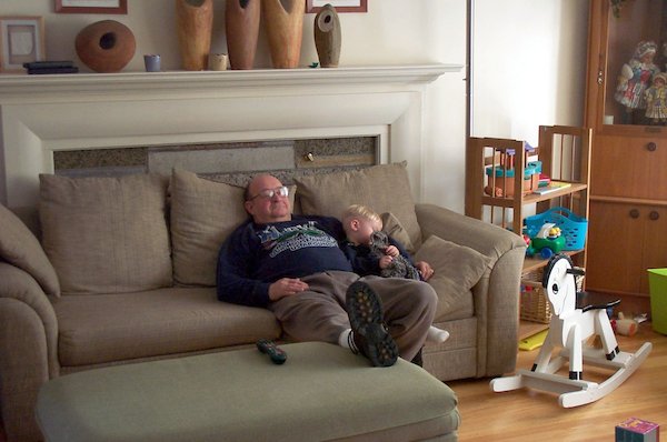 Tim and PapPap having a NapNap (02-03-2005 14:00)