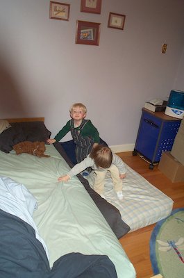 Tim and Emma monkeys jumping on the bed (03-20-2005 18:18)