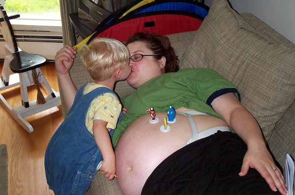 Tim kissing mommy (06-05-2005 16:13)