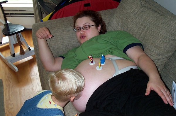 Tim kissing baby brother (06-05-2005 16:14)