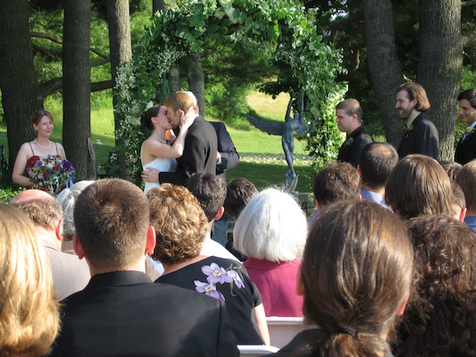 Ryan and Robyn kissing (07-03-2005 19:10)