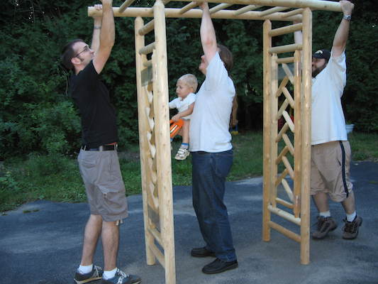 Tim helping construct the Arbor with Ben, Aron and Juj (09-03-2005 19:09)