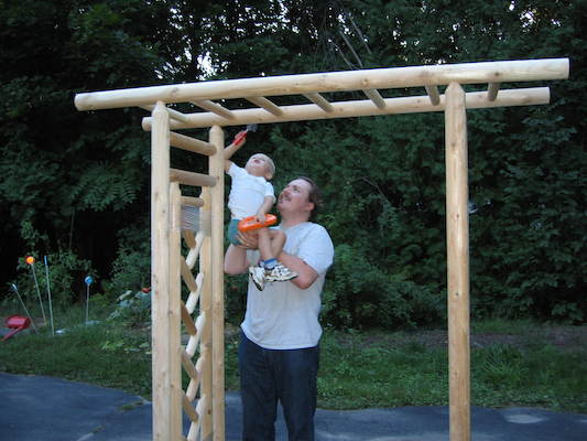 Tim helping construct the Arbor with Ben, Aron and Juj (09-03-2005 19:10)