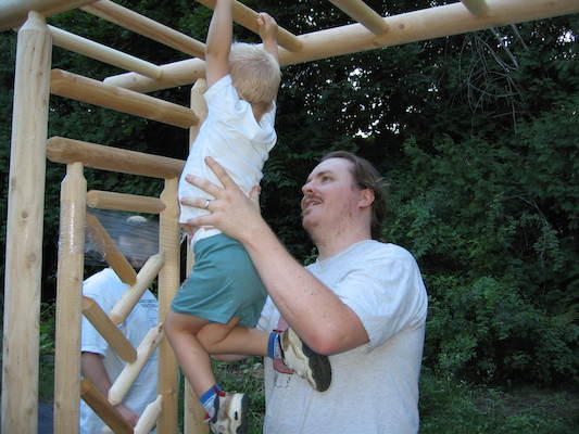 Tim helping construct the Arbor with Ben, Aron and Juj (09-03-2005 19:10)