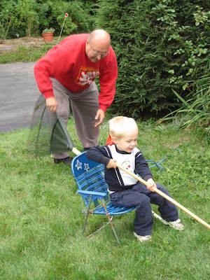 Tim and Poppy doing yardwork (09-25-2005 14:11)