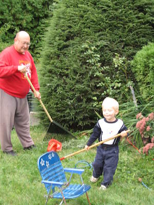 Tim and Poppy doing yardwork (09-25-2005 14:11)