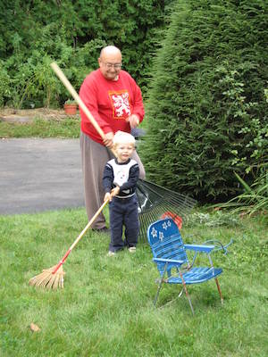 Tim and Poppy doing yardwork (09-25-2005 14:12)